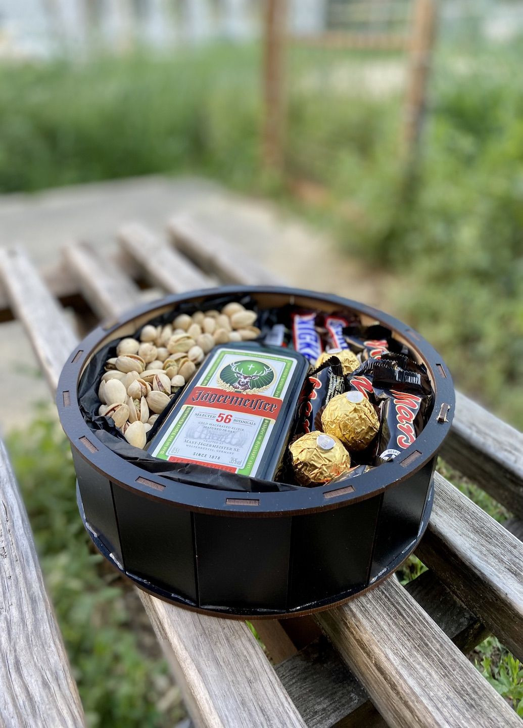 Съедобный подарочный бокс для мужчины батончики Mars и Snickers конфеты Ferrero Rocher фисташки размер 40 см 2XL Ohmybuket (343051908)