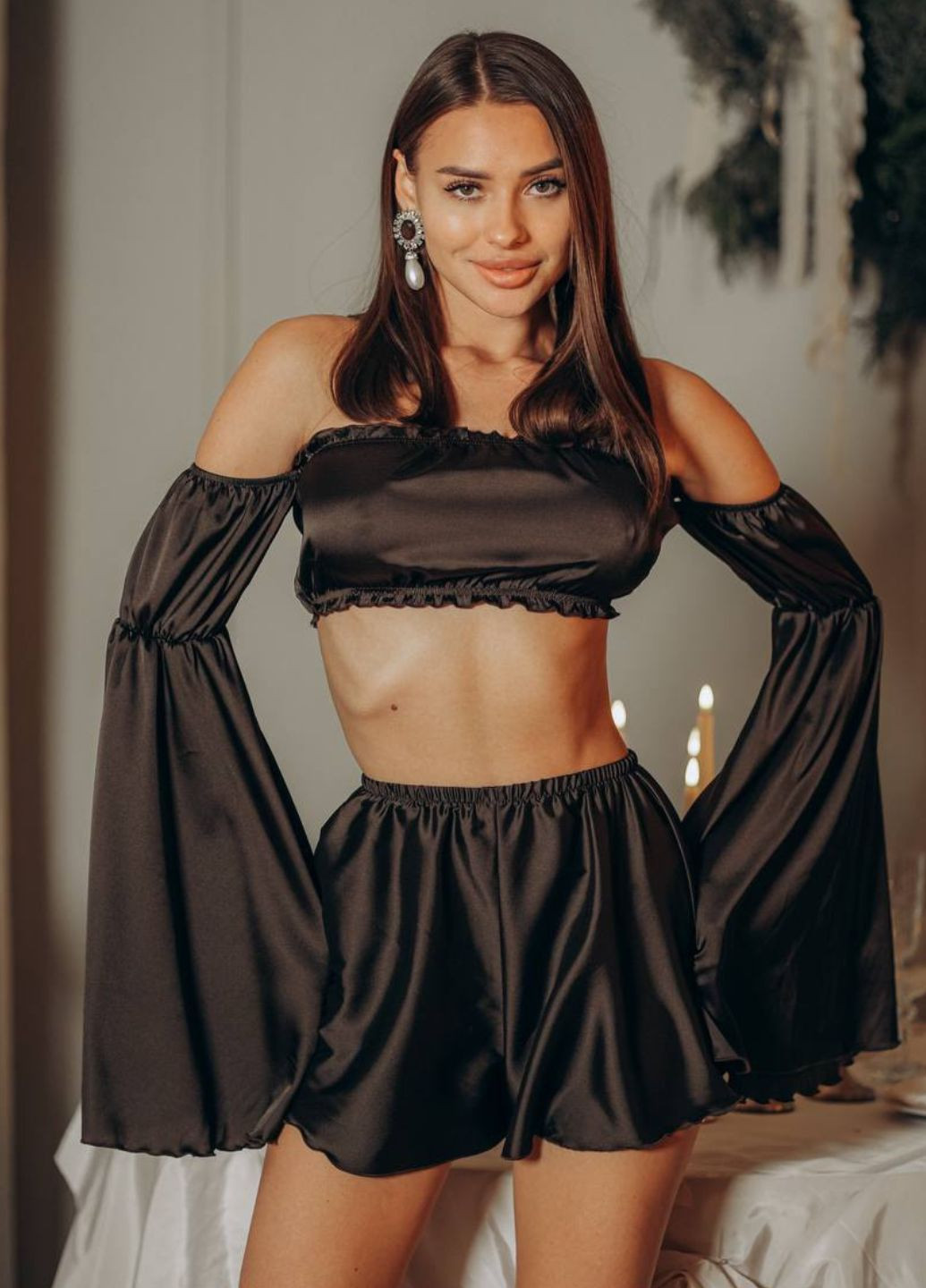 Темно-коричневый летний нежный домашний комплект двойка: топ с открытыми плечами и длинными пышными рукавами + шорты Україна