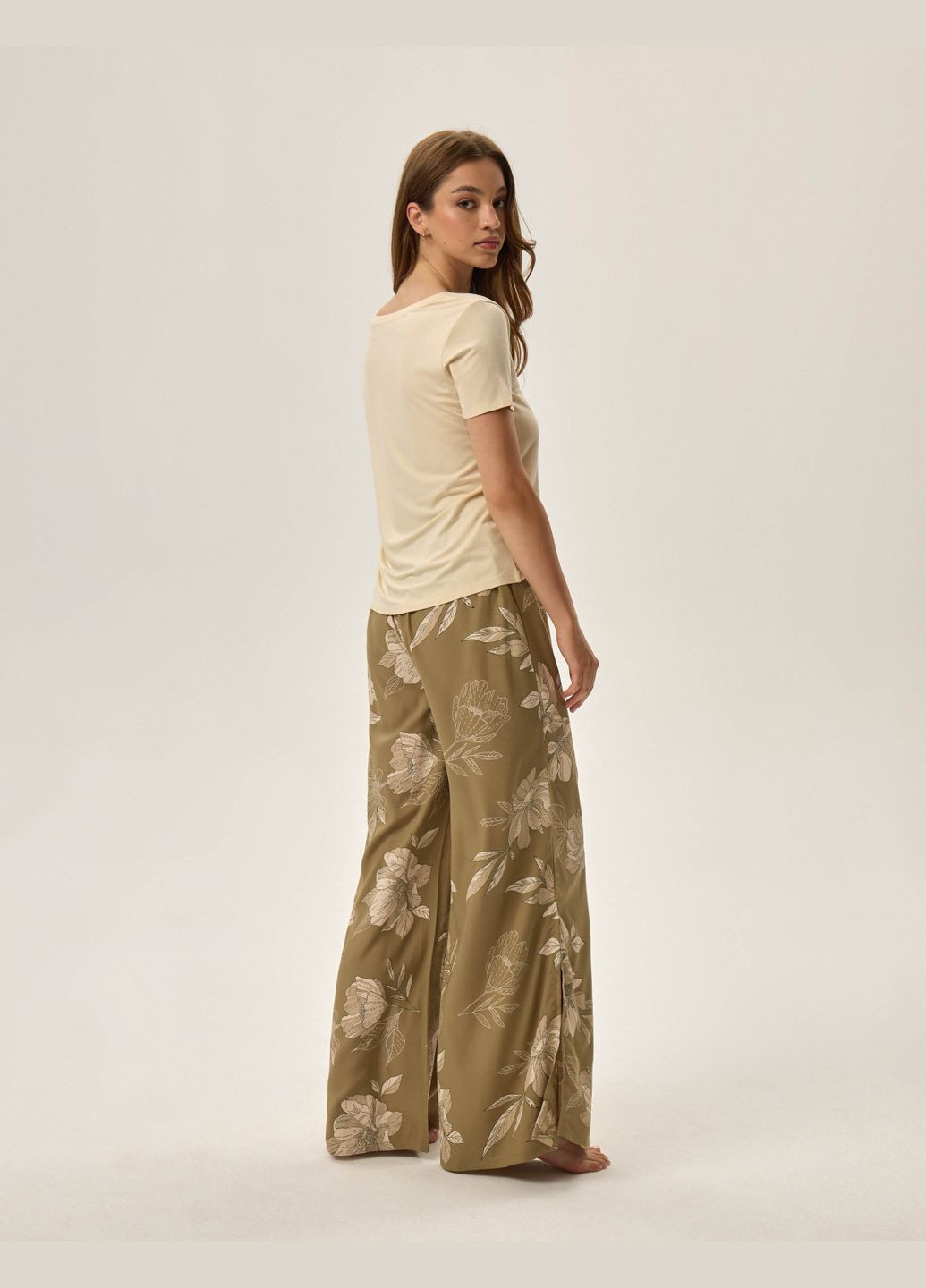 Оливкова всесезон жіноча піжама футболка + штани Henderson