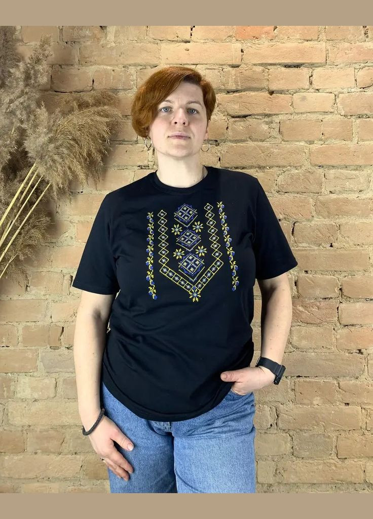 Чорна жіноча вишита футболка вишиванка з жовто синім орнаментом чорна НоКо візерунок орнамент вільна, пряма бавовна, еластан (313654501)