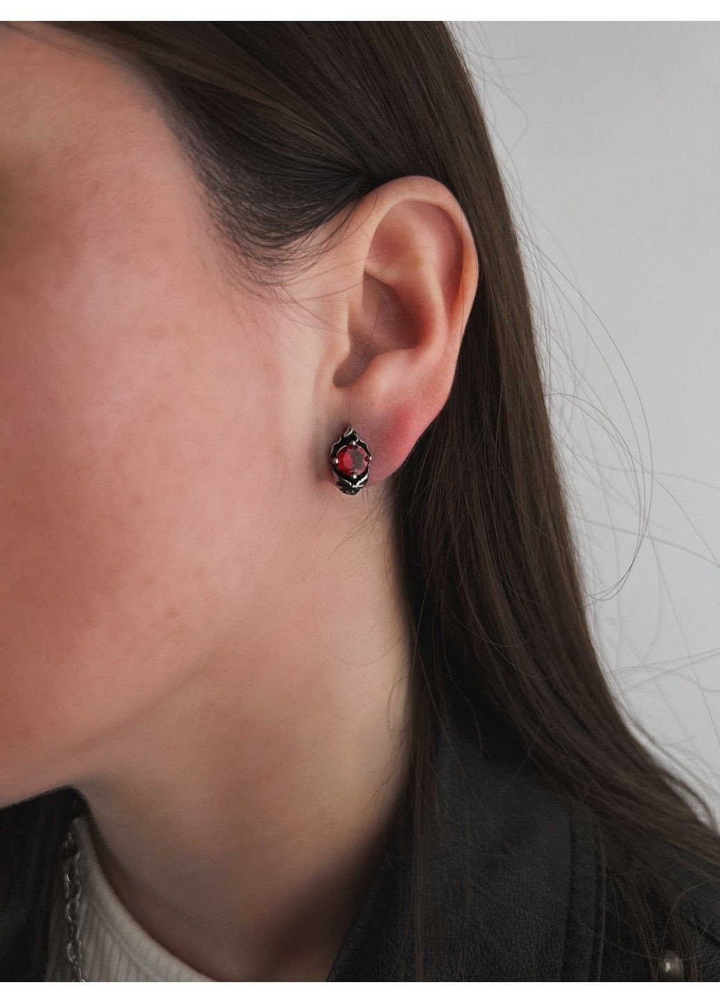 Готичні сережки череп з червоним каменем із медичної сталі ES-041 No Brand (299330609)