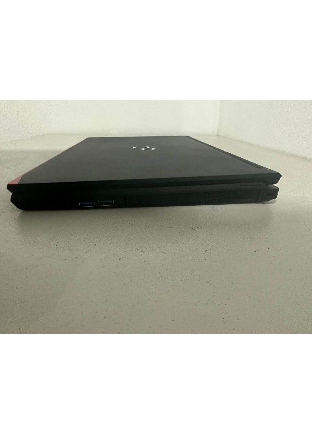 Ноутбук LifeBook E556 / 15.6" (1366x768) TN / Intel Core i5-6300U (2 (4) ядра по 2.4 - 3.0 GHz) / 8 GB DDR4 / 240 GB SSD / Fujitsu (398137827)