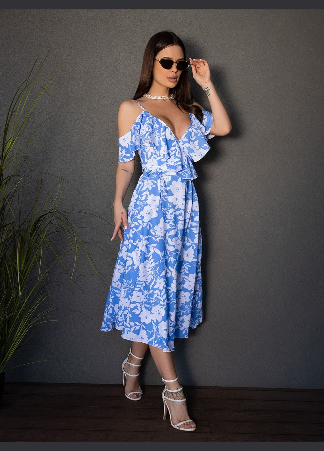 Голубое повседневный платья на запах ISSA PLUS с цветочным принтом