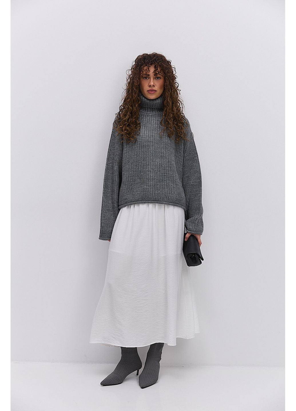 Темно-сірий зимовий жіночий в`язаний светр з рукавами-регланами Arjen