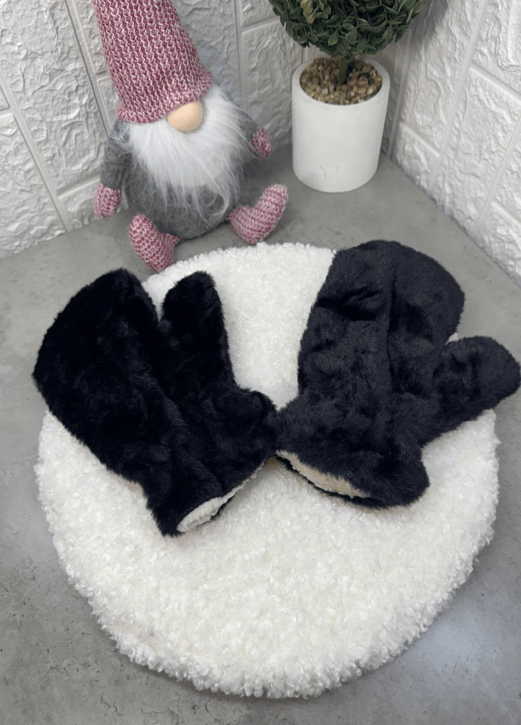 Рукавички еко-хутро чорні Пухнасті Рукавиці чорного кольору хутряні рукавички зимові еко хутро one size No Brand (366448619)