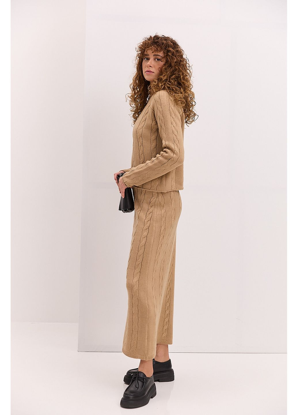 Жіночий в`язаний костюм зі спідницею і джемпером Arjen (358908349)