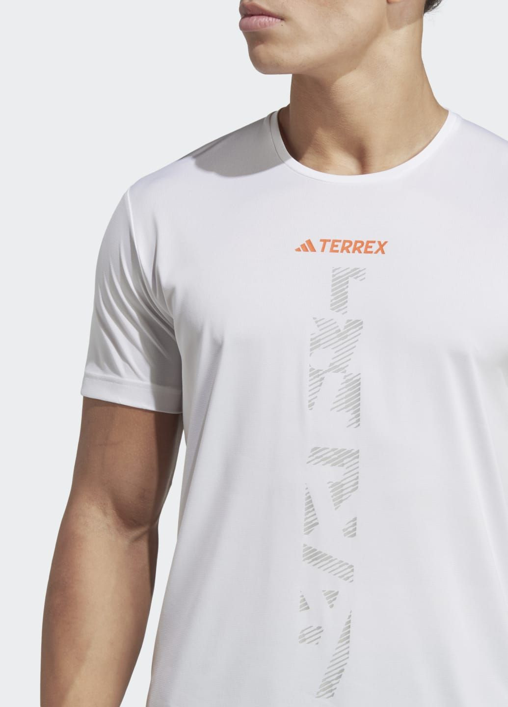 Белая футболка для бега terrex agravic adidas
