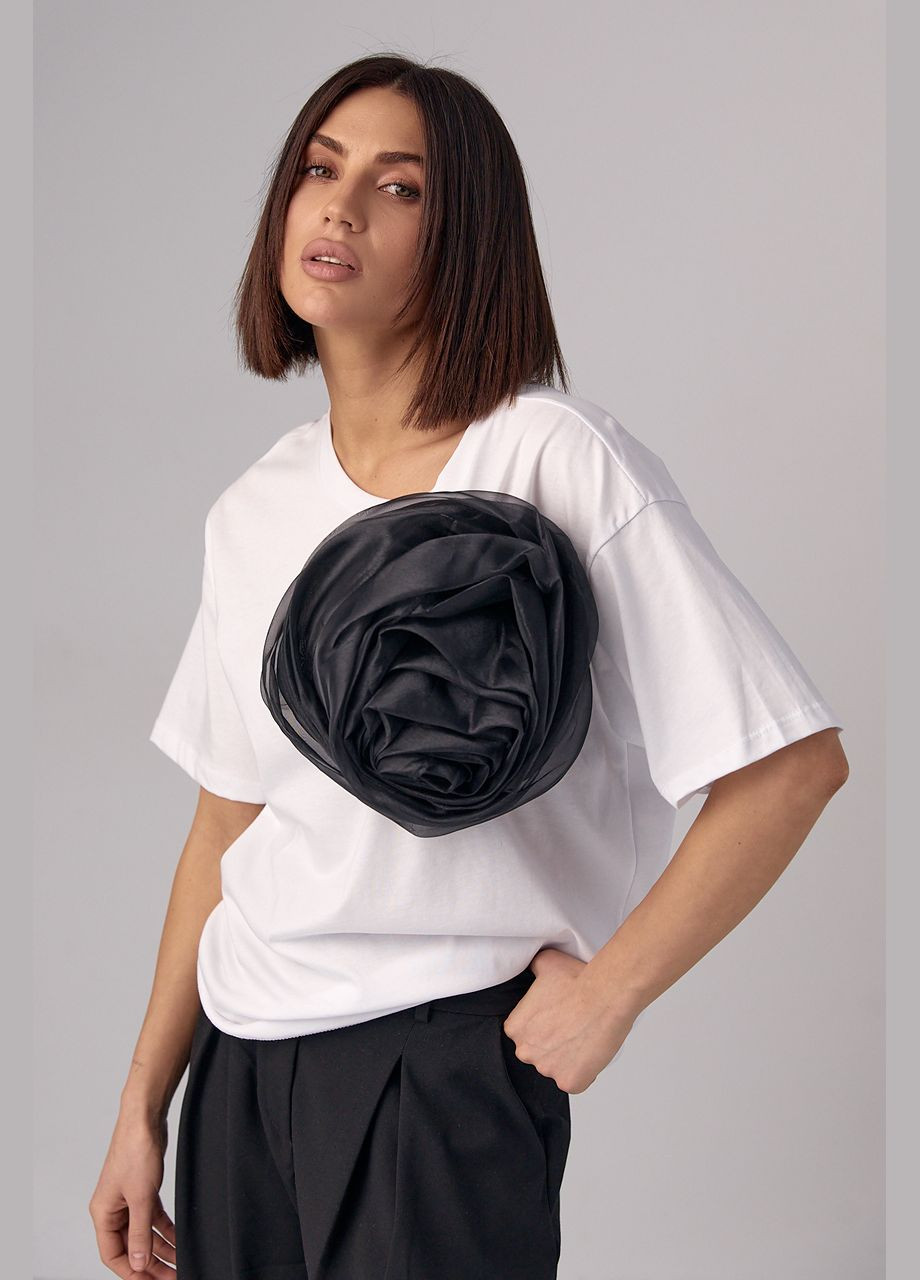 Белая летняя женская футболка с крупным объемным цветком Lurex