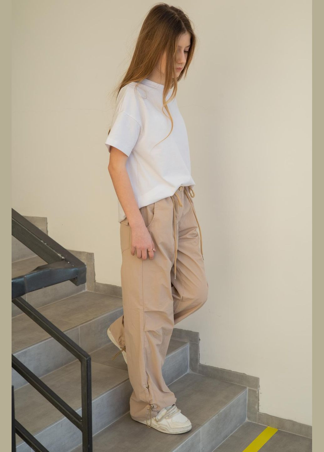 Бежевые коктейльный, спортивные, пляжный, повседневный, кэжуал демисезонные клеш, карго, палаццо брюки IRmAS