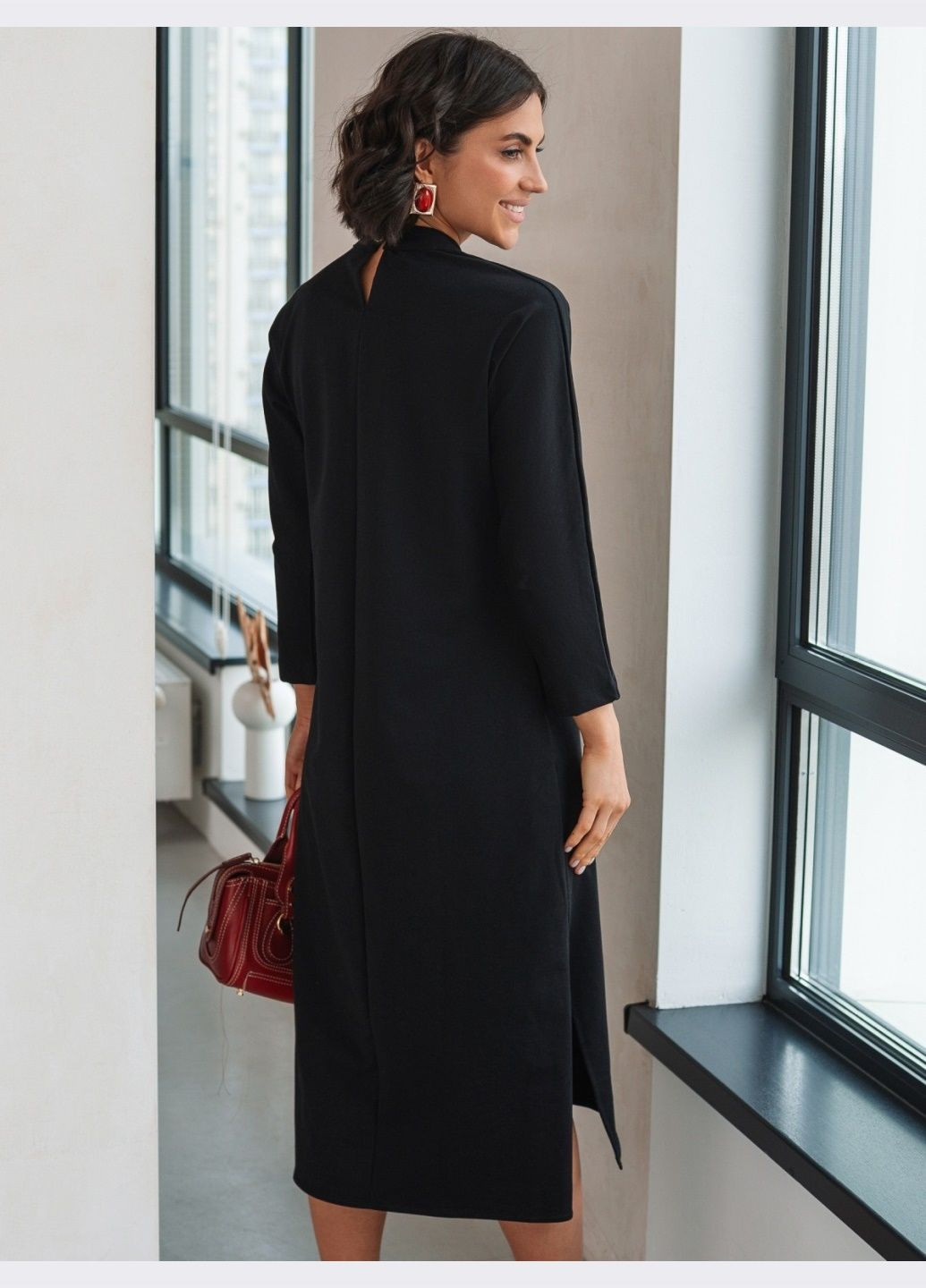 Чорна кежуал сукня чорного кольору з вишивкою оверсайз Dressa однотонна