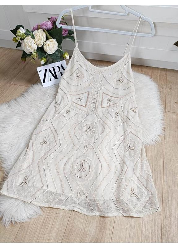 Бежевое короткое платье с вышивкой Zara