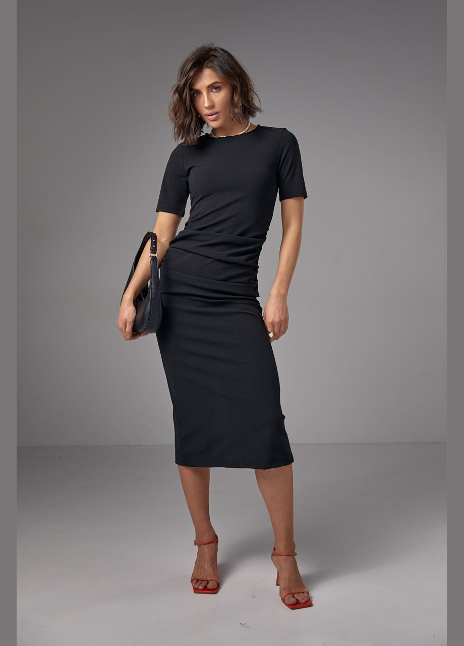 Черное силуэтное платье миди с драпировкой Lurex