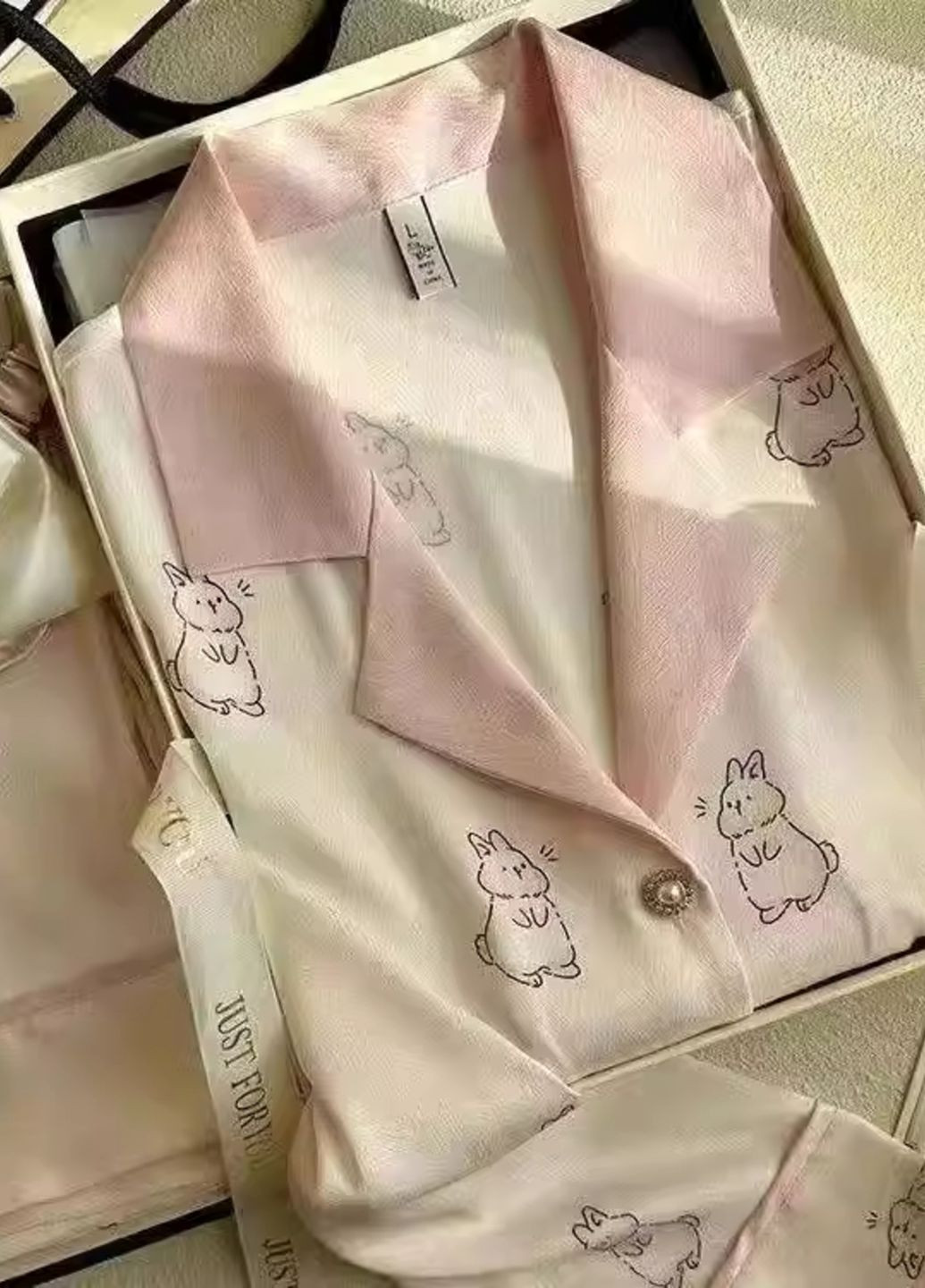 Розовая всесезон женская шелковая пижама lucky rabbit рубашка + брюки No Brand