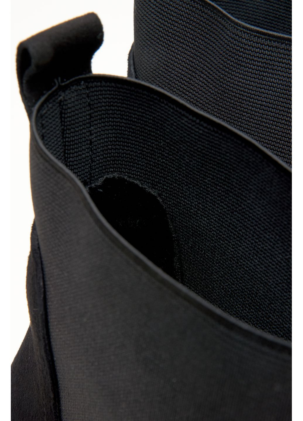 Осенние челси, цвет черный Estro