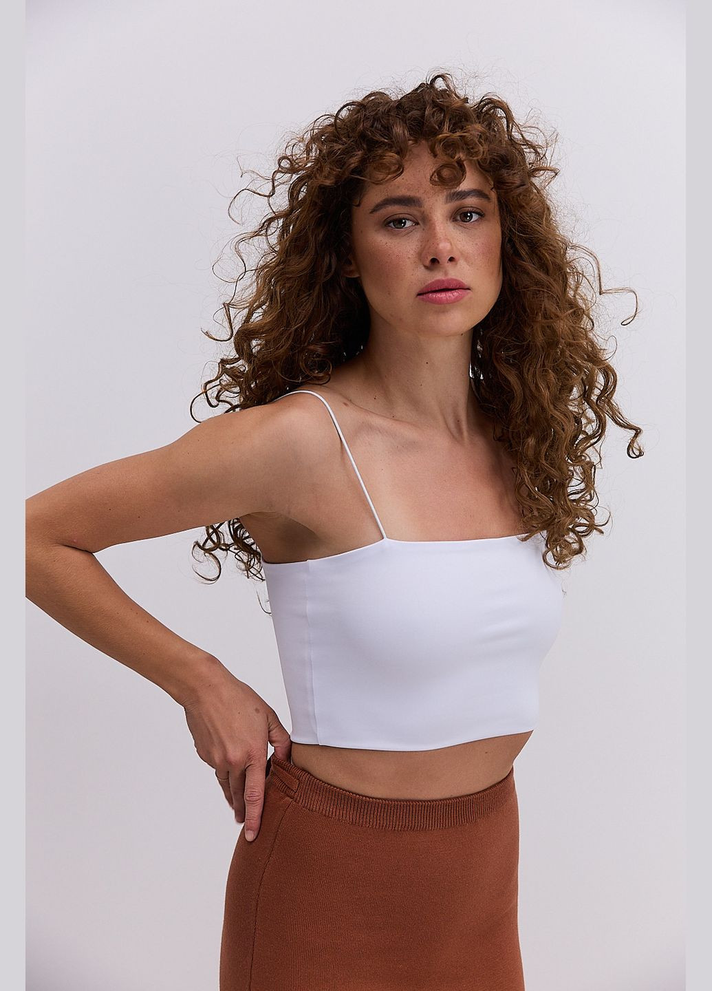 Кроп-топ белый с бретелями из резинки Arjen — 294907337