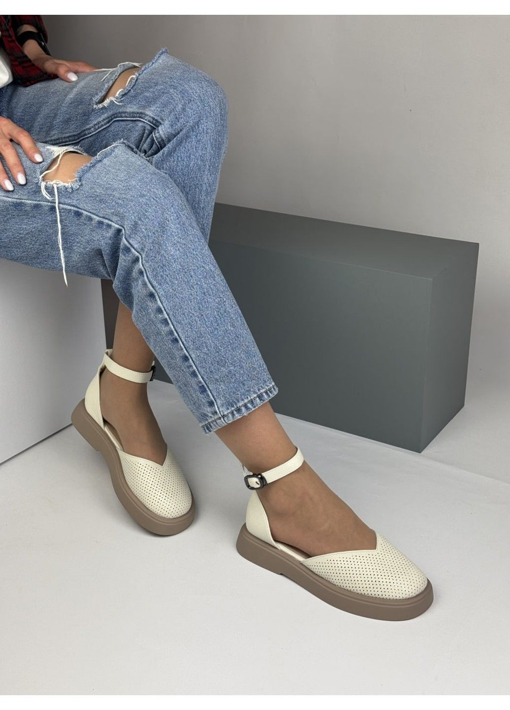 398 Босоніжки Шкіряні Бежеві закриті з перфорацією Ailinda (335365767)