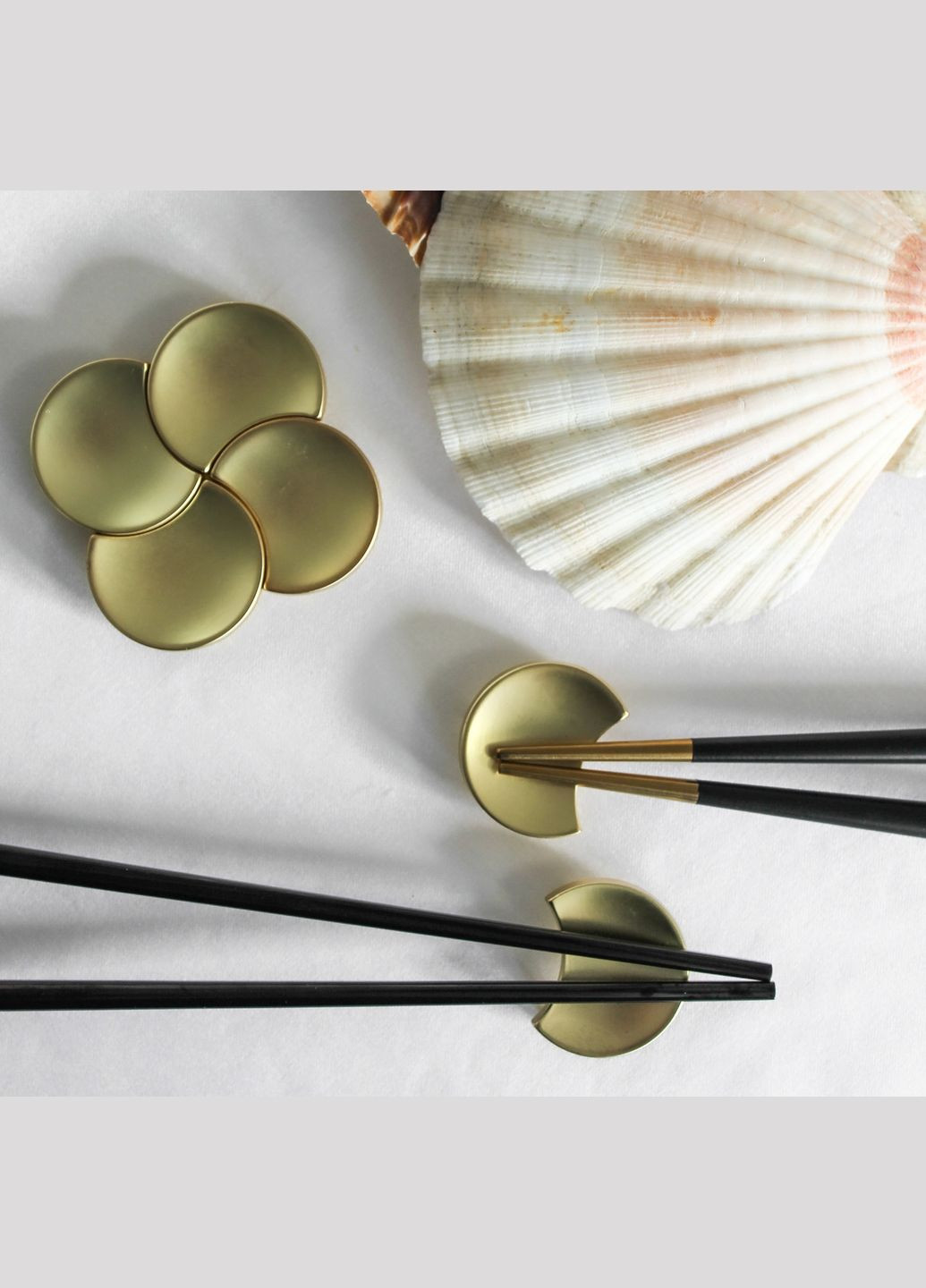 Набір золотих підставок та паличок для суші золото з чорною ручкою для ресторанів, кафе. REMY-DECOR (293152647)