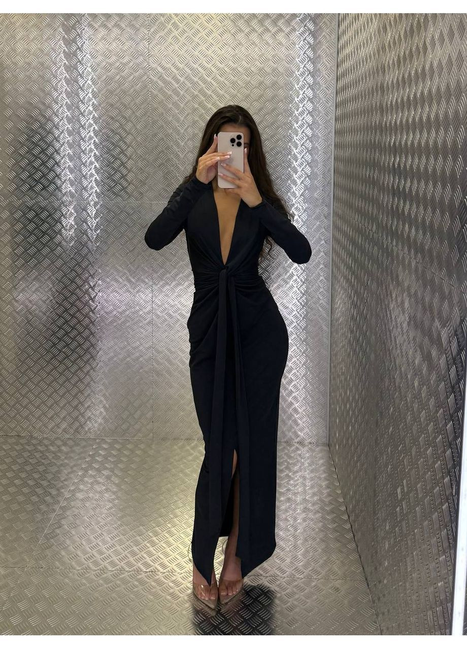 Черное вечернее вечернее платье-макси с глубоким декольте и разрезом MonCher