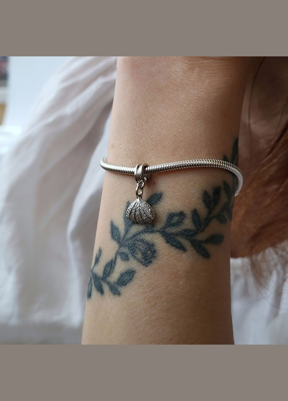 Серебряный шарм с подвеской Ракушка с Белыми камнями серебро 925 пробы Родированное 958р 1.40г No Brand (306743118)