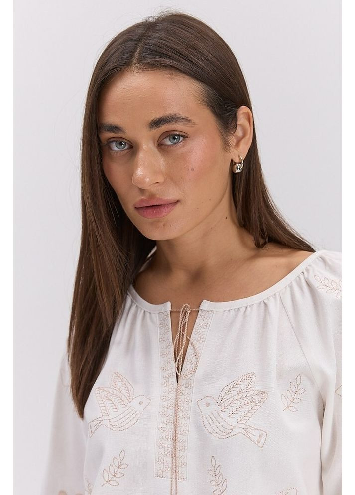 Молочна жіноча вишиванка молочна з квітами і пташками гладдю mkar35049-5 Arjen (355803838)