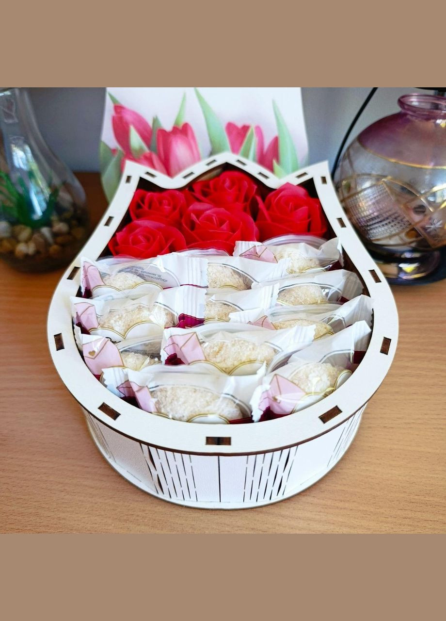 Бокс з цукерками та трояндами для дівчини на день закоханих 8 березня день народження (ar247) No Brand (341252312)