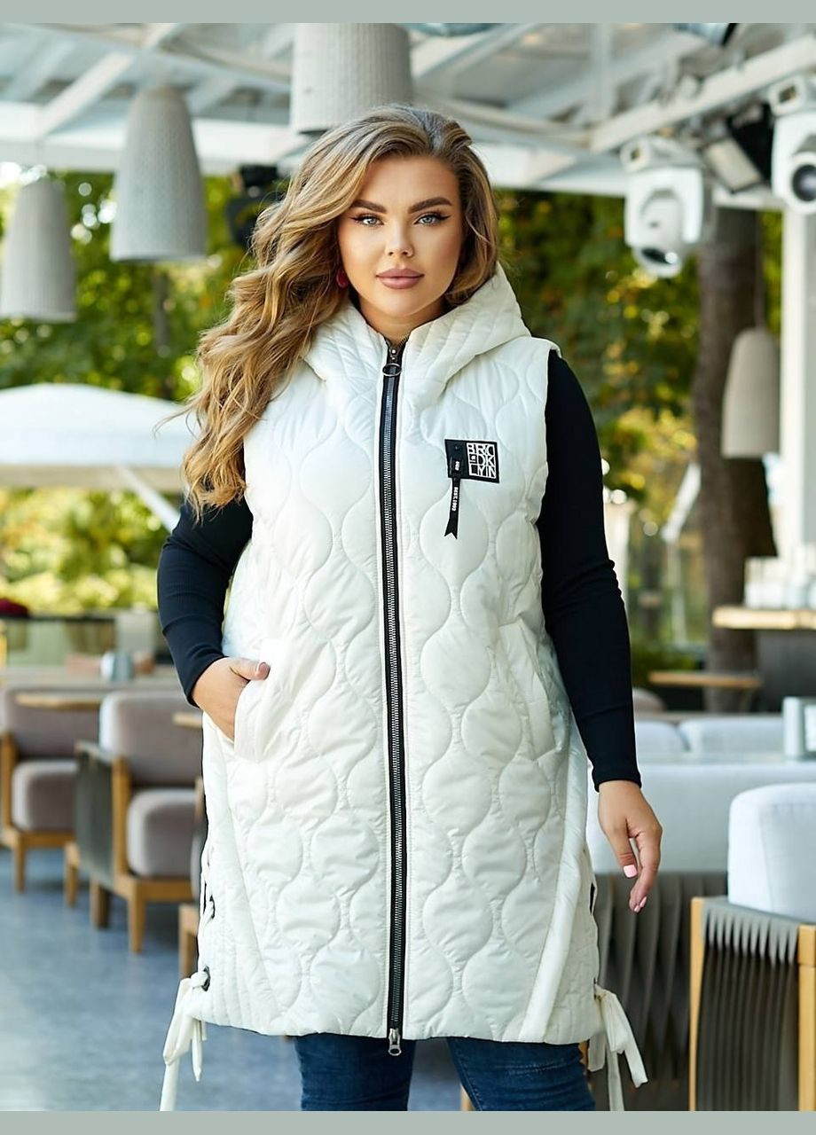 Женская демисезонная объемная жилетка молочного цвета батал стеганая длинная до колена с капюшоном на молнии Viki Жилет (316093991)