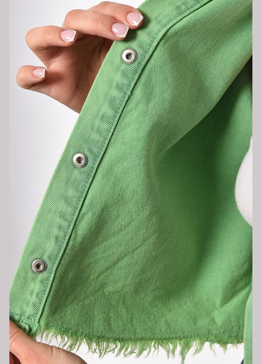 Зеленый женский пиджак женский укороченный без рукавов зеленого цвета Let's Shop с орнаментом - демисезонный