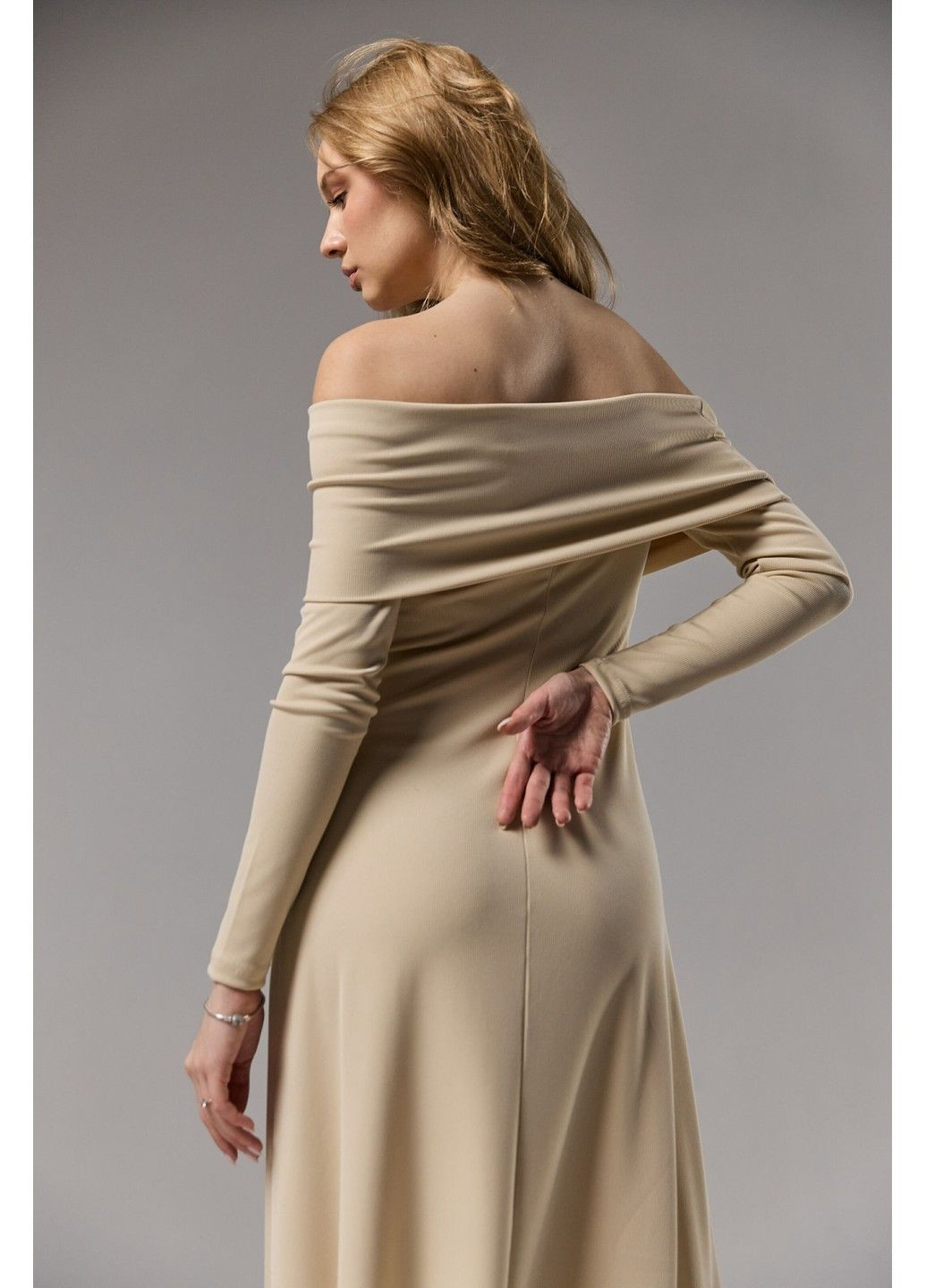 Бежева сукня міді трикотаж з відкритими плечами беж Bessa