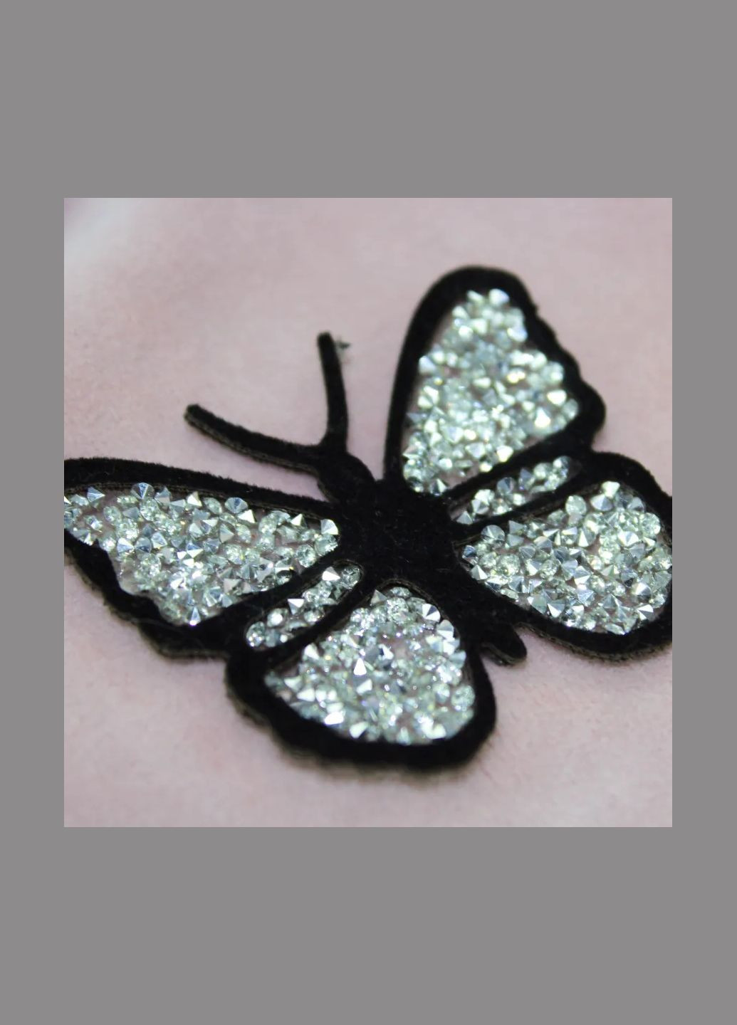 Нашивка з акриловим камінням "Метелик" срібного кольору (3297) No Brand (335812124)