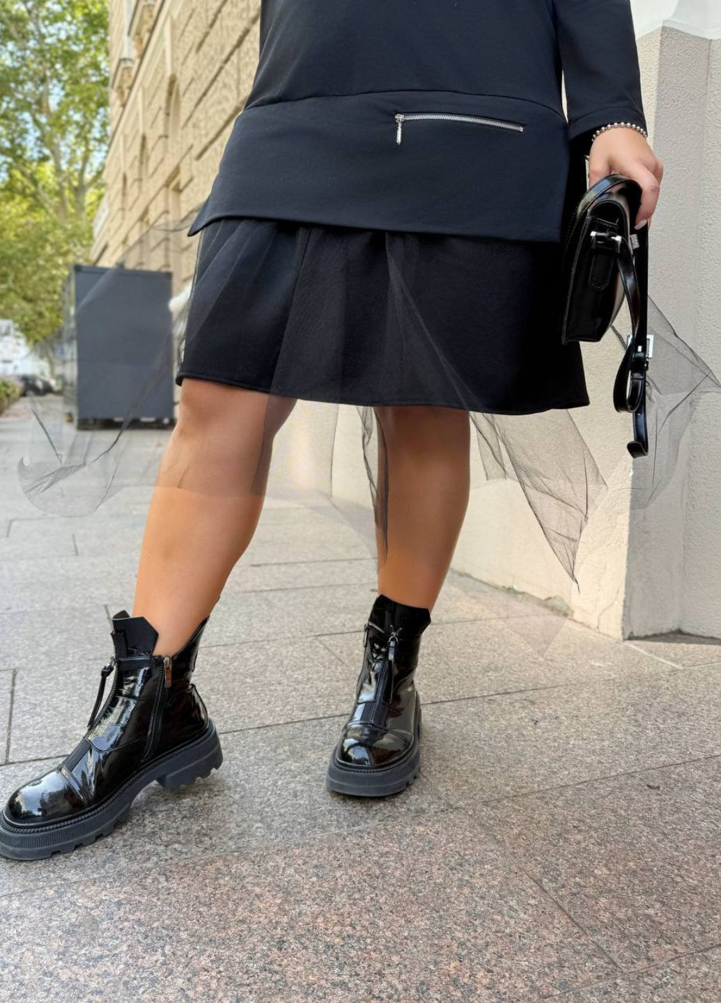 Черное повседневный изысканное свободное меди платье с длинными рукавами украшено молнией и фатином по юбке. Tik-Tak однотонное