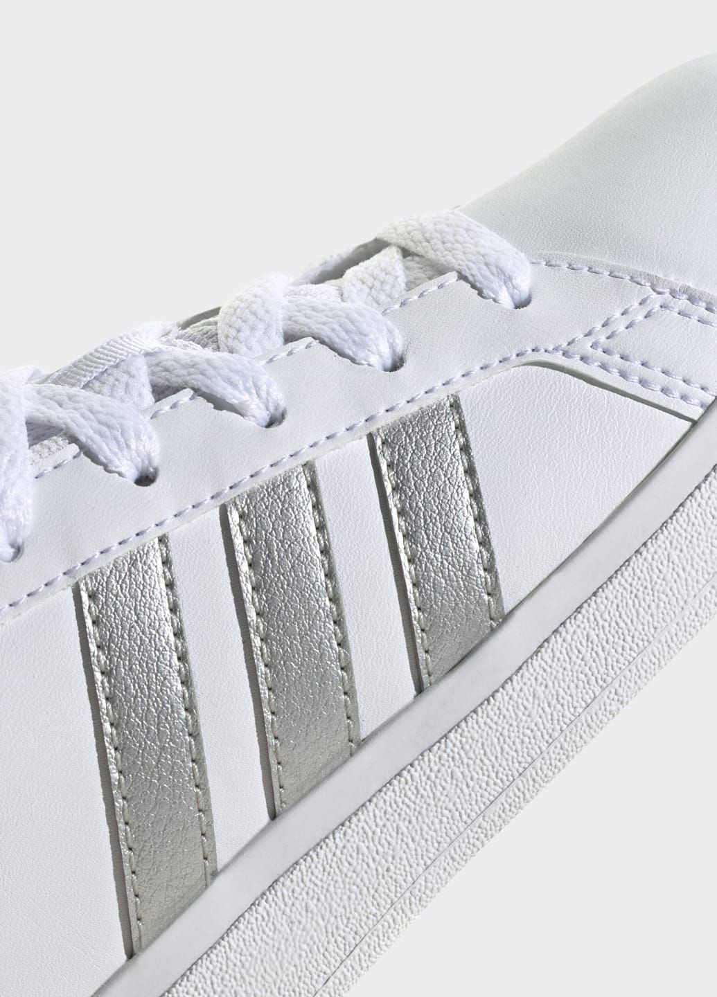 Белые всесезонные кроссовки grand court lifestyle tennis lace-up adidas