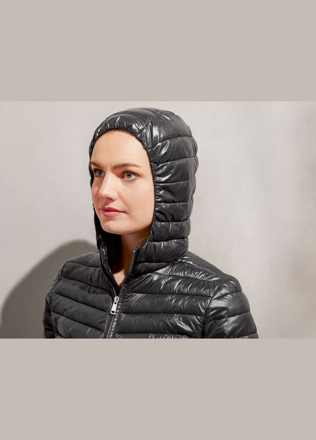 Черная демисезонная куртка демисезонная водоотталкивающая и ветрозащитная для женщины 357760 Esmara