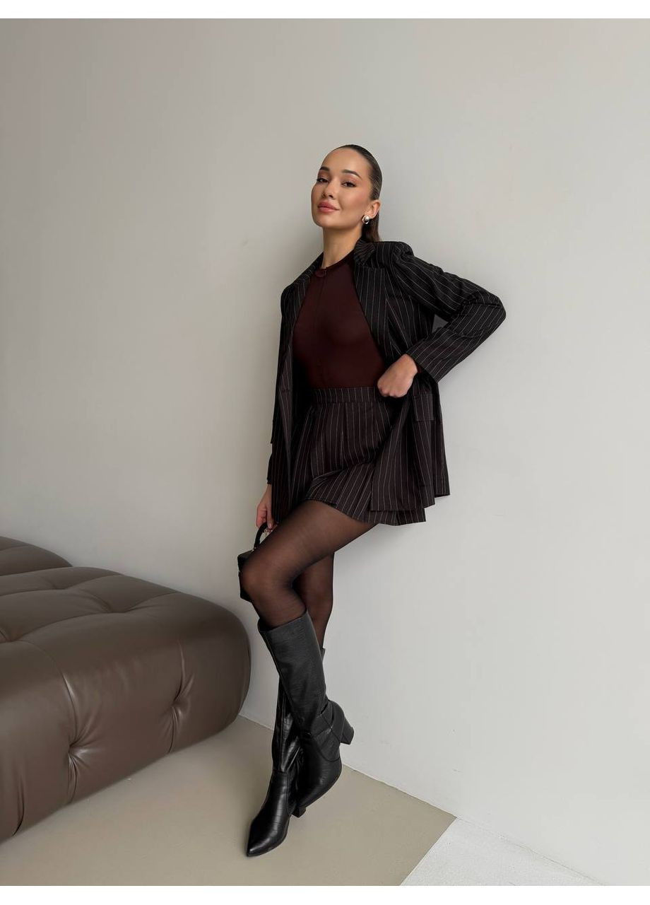 Жіночий костюм із міні-спідницею та подовженим піджаком в смужку MonCher (361057436)
