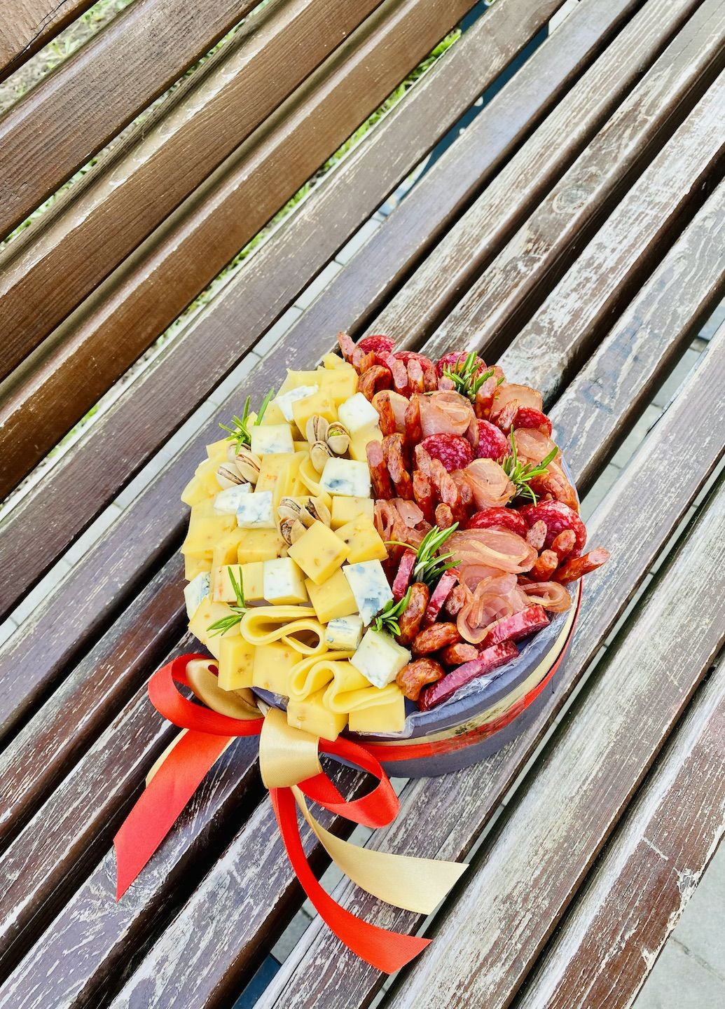 Подарунковий їстівний набір-бокс із сирами, ковбасами та горіхами Ohmybuket (343051915)