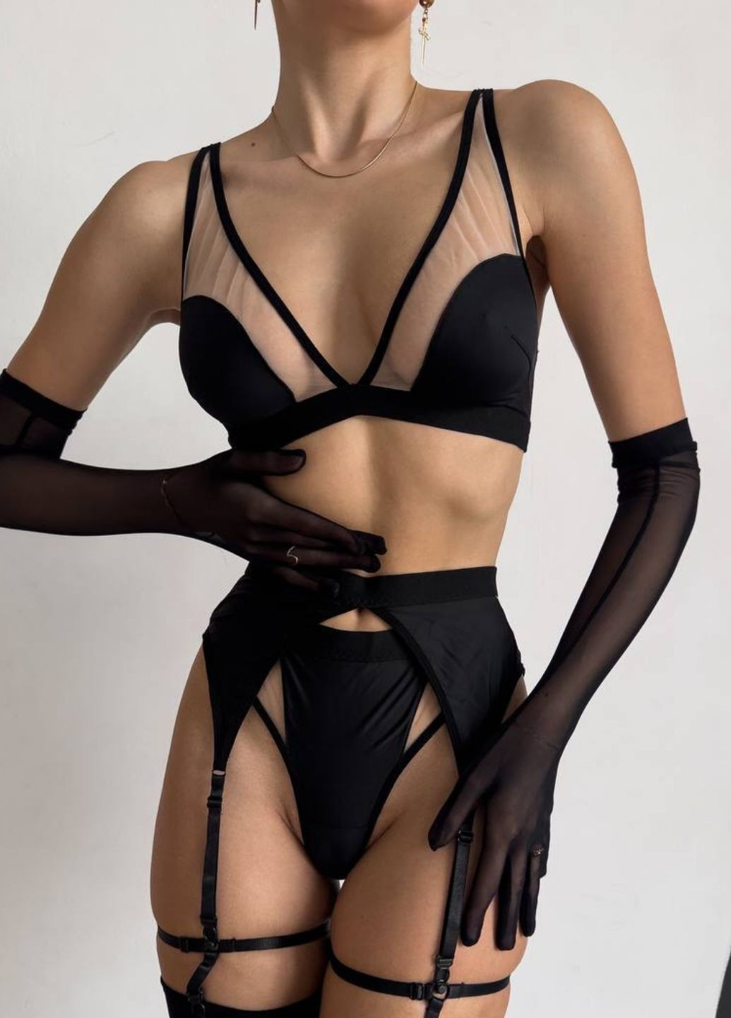 Чорний жіночий комплект спідньої білизни з поясом та рукавичками чорний caroline SHEIN