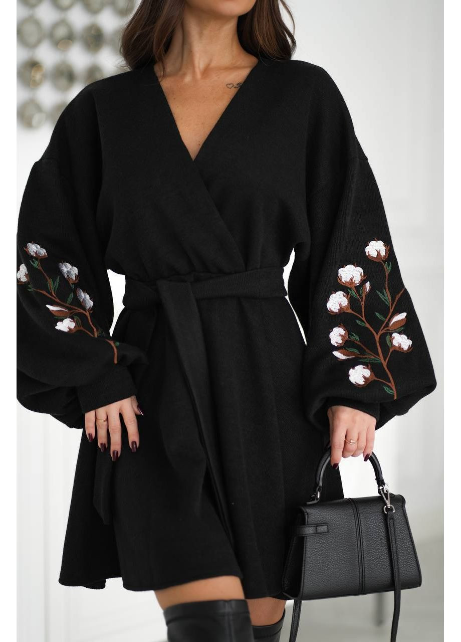Чорна трикотажне плаття з вишивкою та поясом No Brand