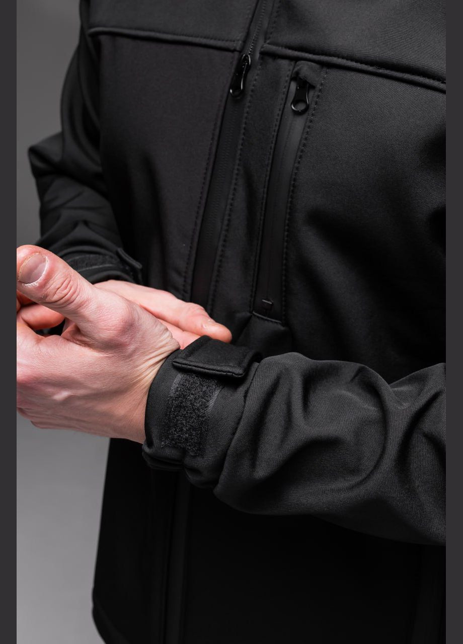 Чорна демісезонна куртка на флісі без капюшона softshell Vakko