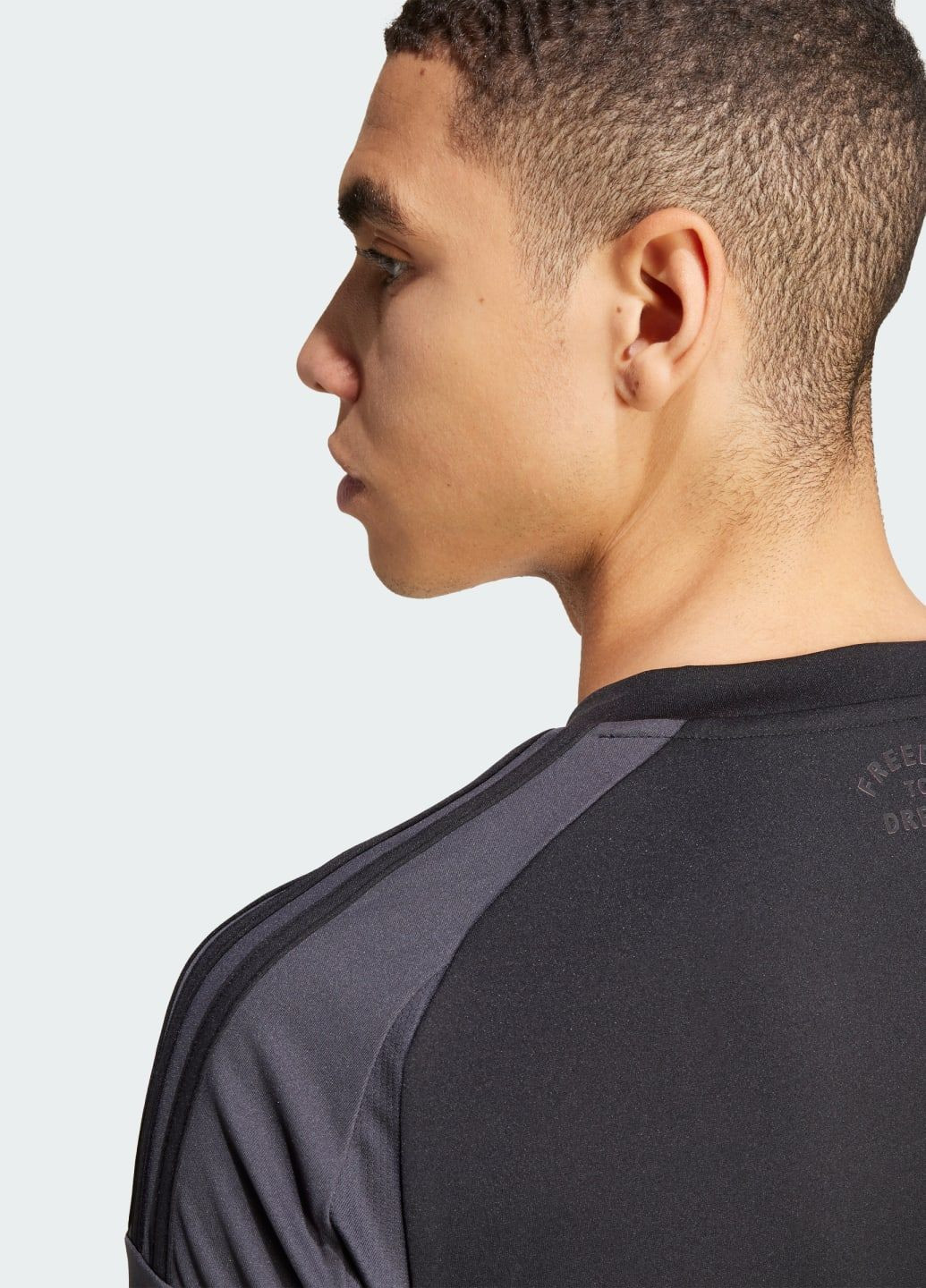 Черный демисезонный спортивный лонгслив adidas с логотипом