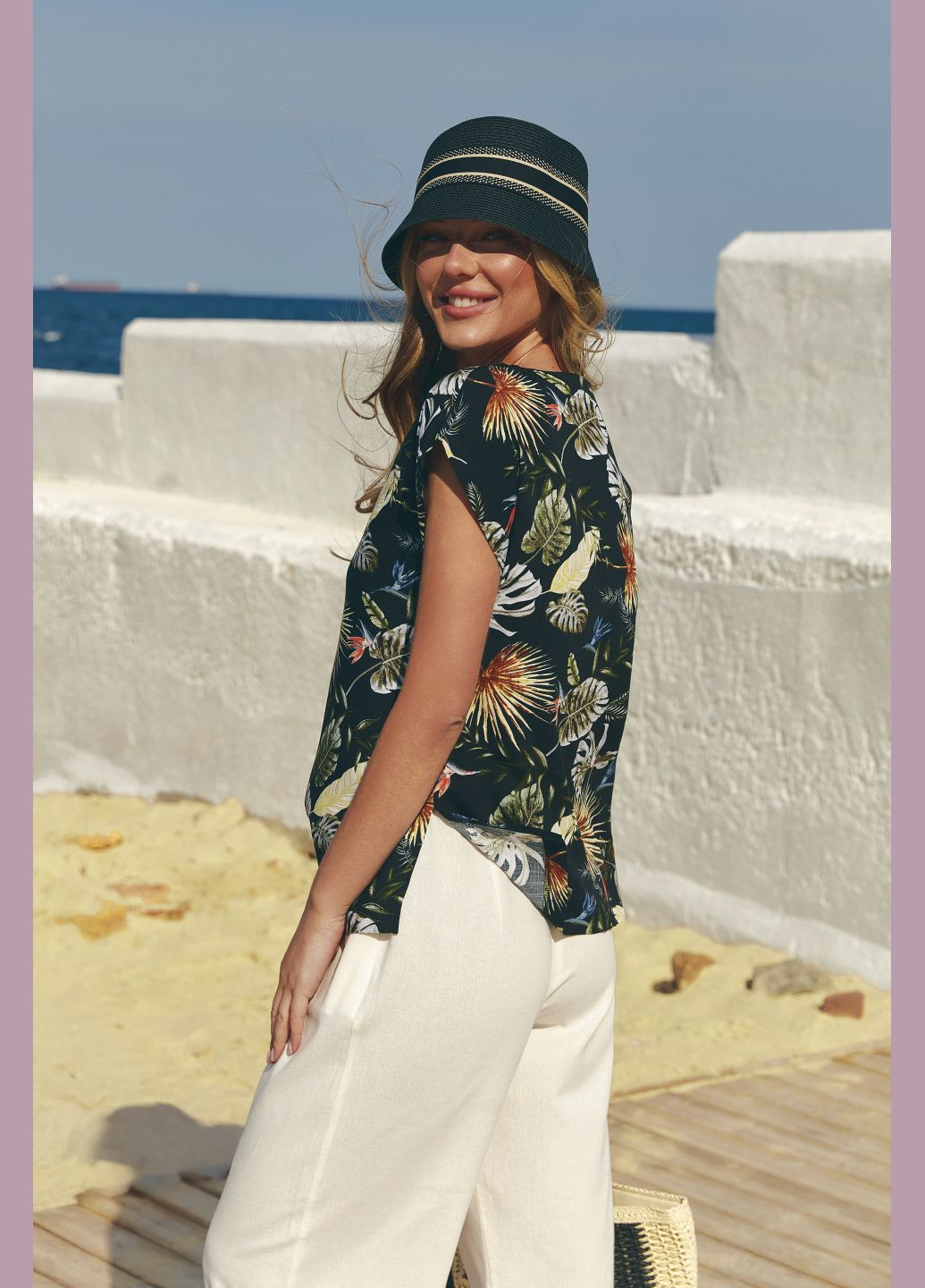 Футболка жіноча блуза з квітковим принтом ST-Seventeen - (333337548)