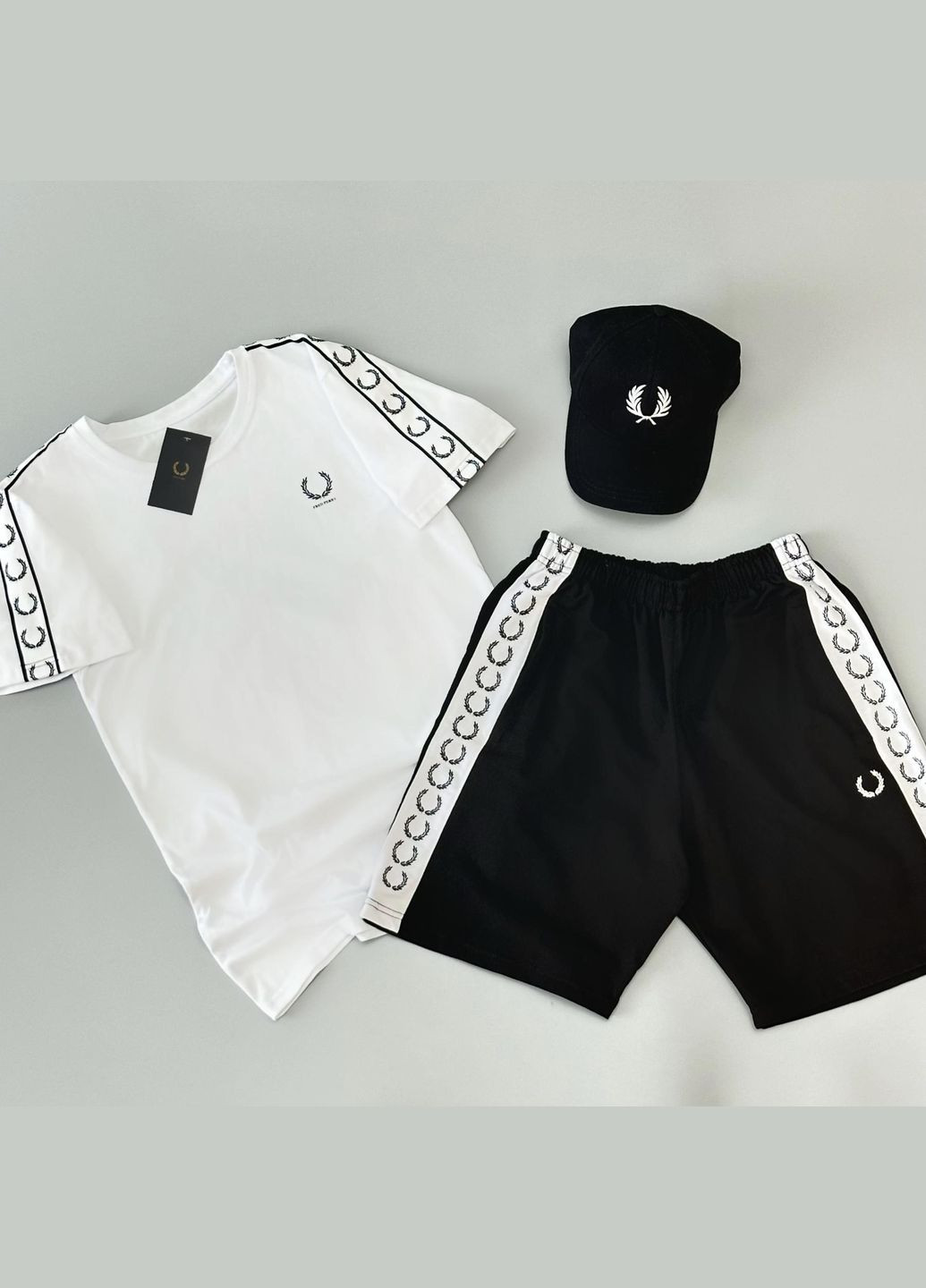 Стильный мужской летний костюм + кепка черно-белый No Brand (341084723)