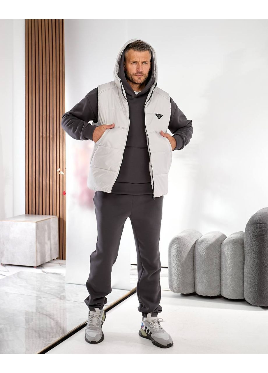 Графитовый демисезонный костюм 562 тройка,худы и брюки тринитка на флисе,жилетка утепленная с нишивкой Україна