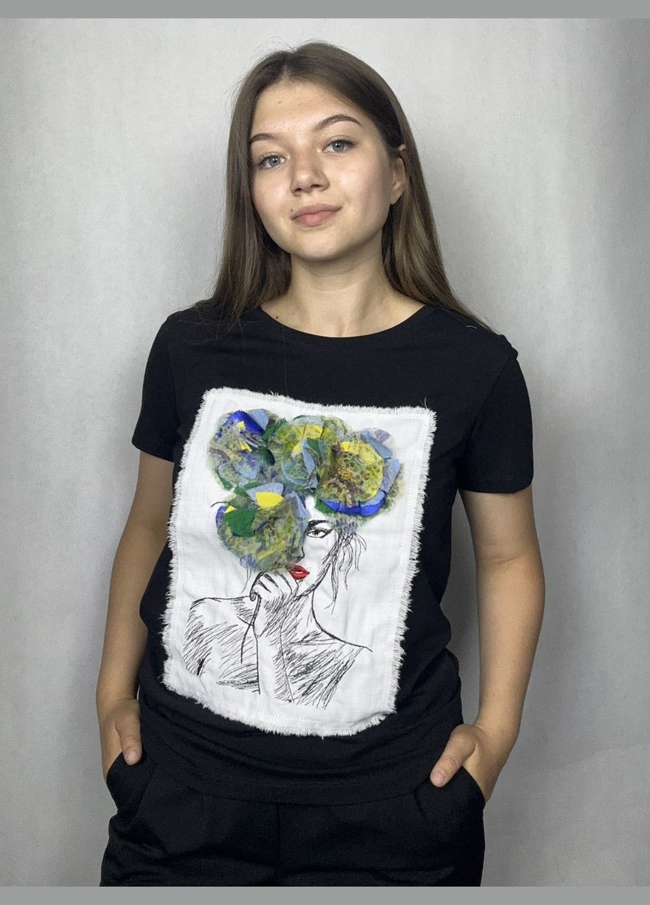 Комбинированная всесезон женская летняя футболка с 3d аппликацией цветов черная mknk200430-2 Modna KAZKA