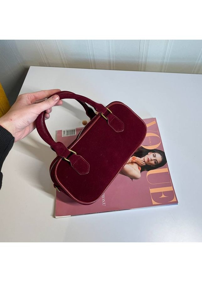 Ефектна сумочка крос боді в замшевій текстурі бордового кольору з брелком No Brand (362588086)