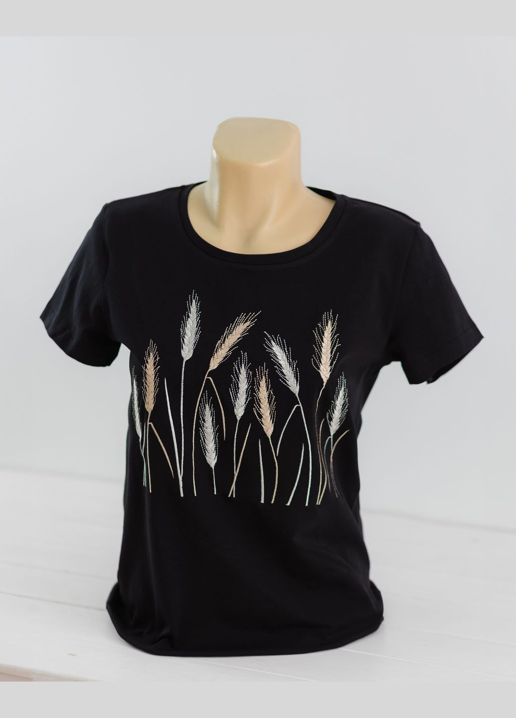 Чорна жіноча футболка вишиванка чорна xrmaster з вишивкою хлібне поле візерунок орнамент пряма трикотаж (331162802)