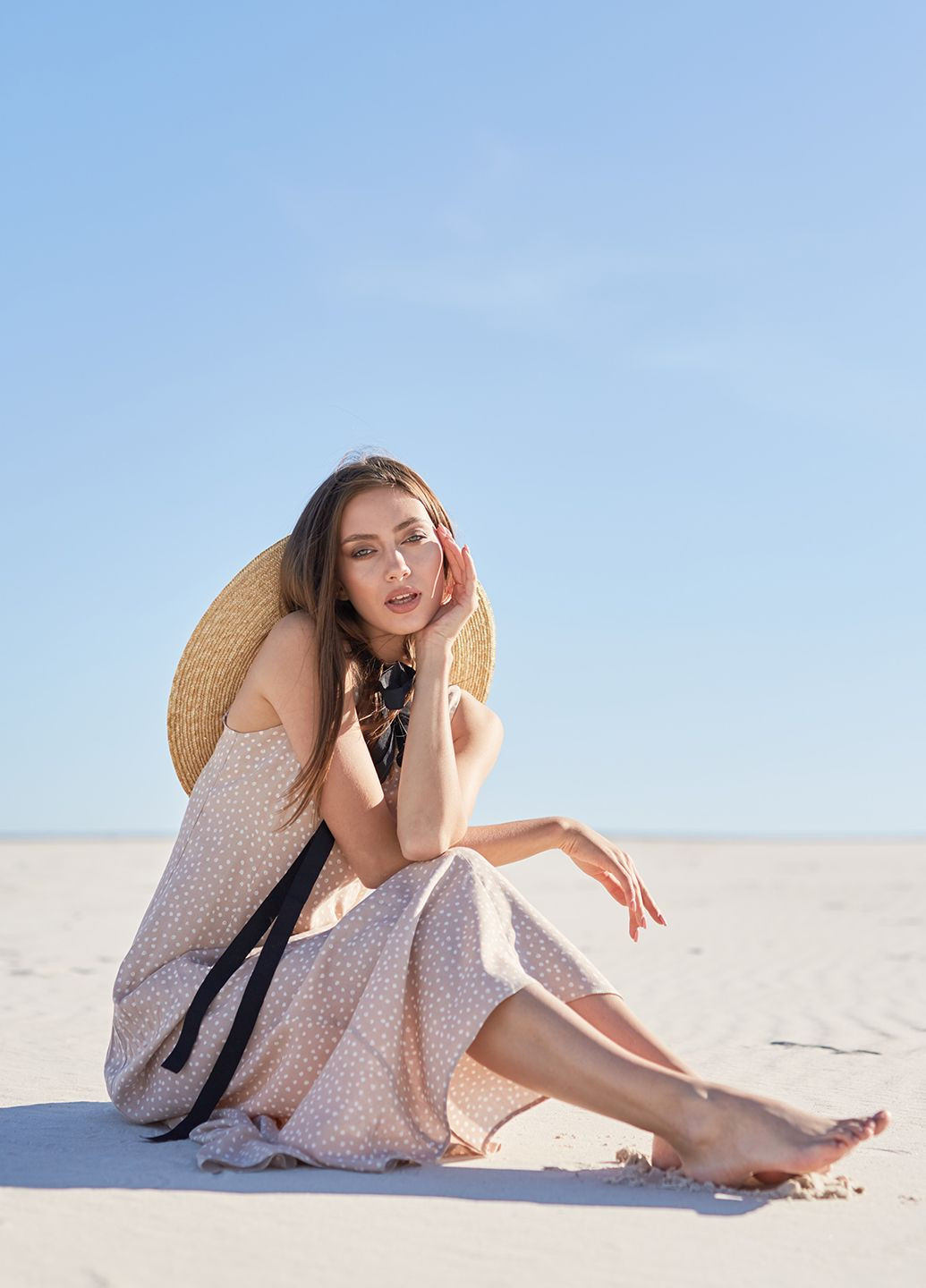 Бежевое кэжуал платье миди бежевого цвета в горошек. ORA в горошек