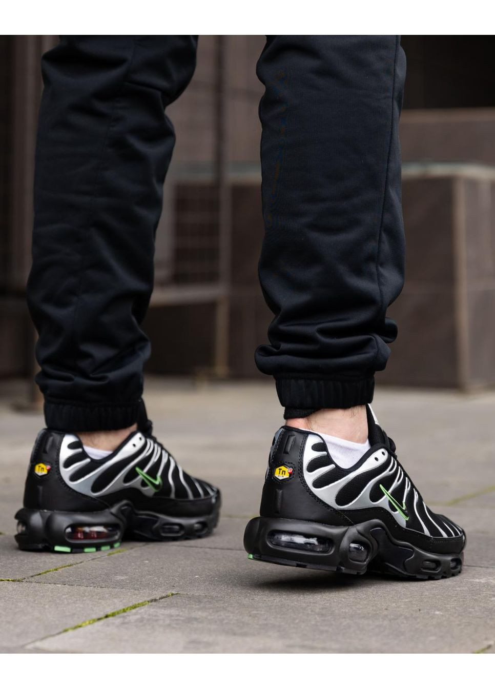 Серые демисезонные кроссовки мужские nike air max plus tn black silver green найк аир макс тн плюс No Brand
