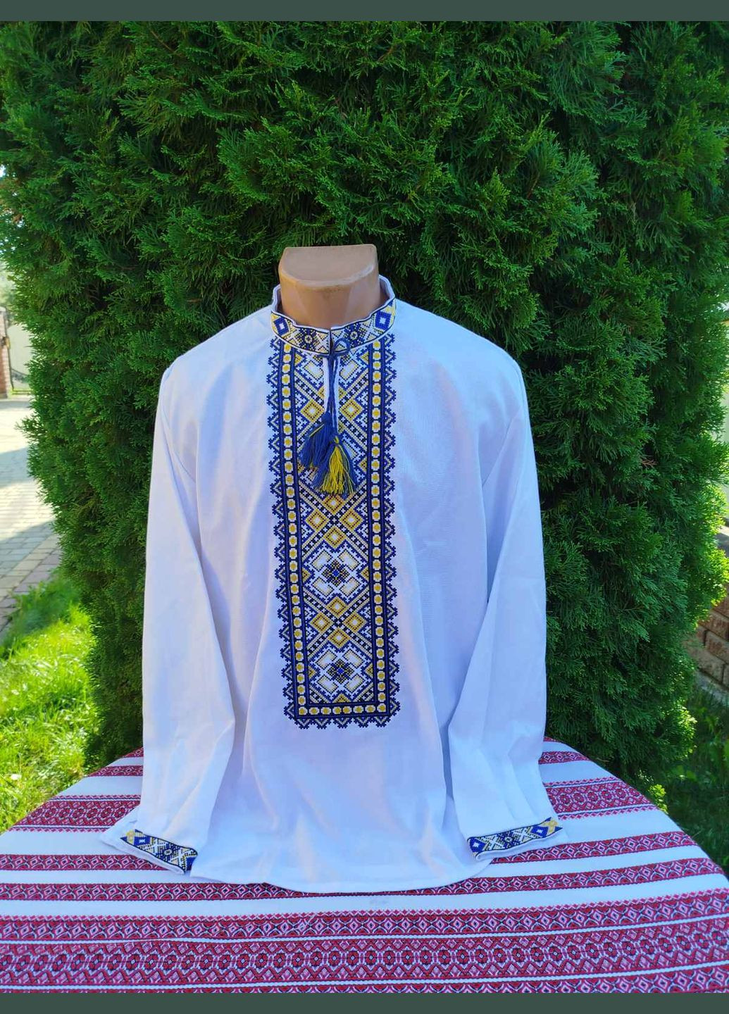 Синьо-жовта вишиванка чоловіча "квітковий орнамент синьо-жовтий" на білому натуральному домотканому полотні Прикарпатські Вишиванки візерунок квітковий пряма бавовна (324625860)