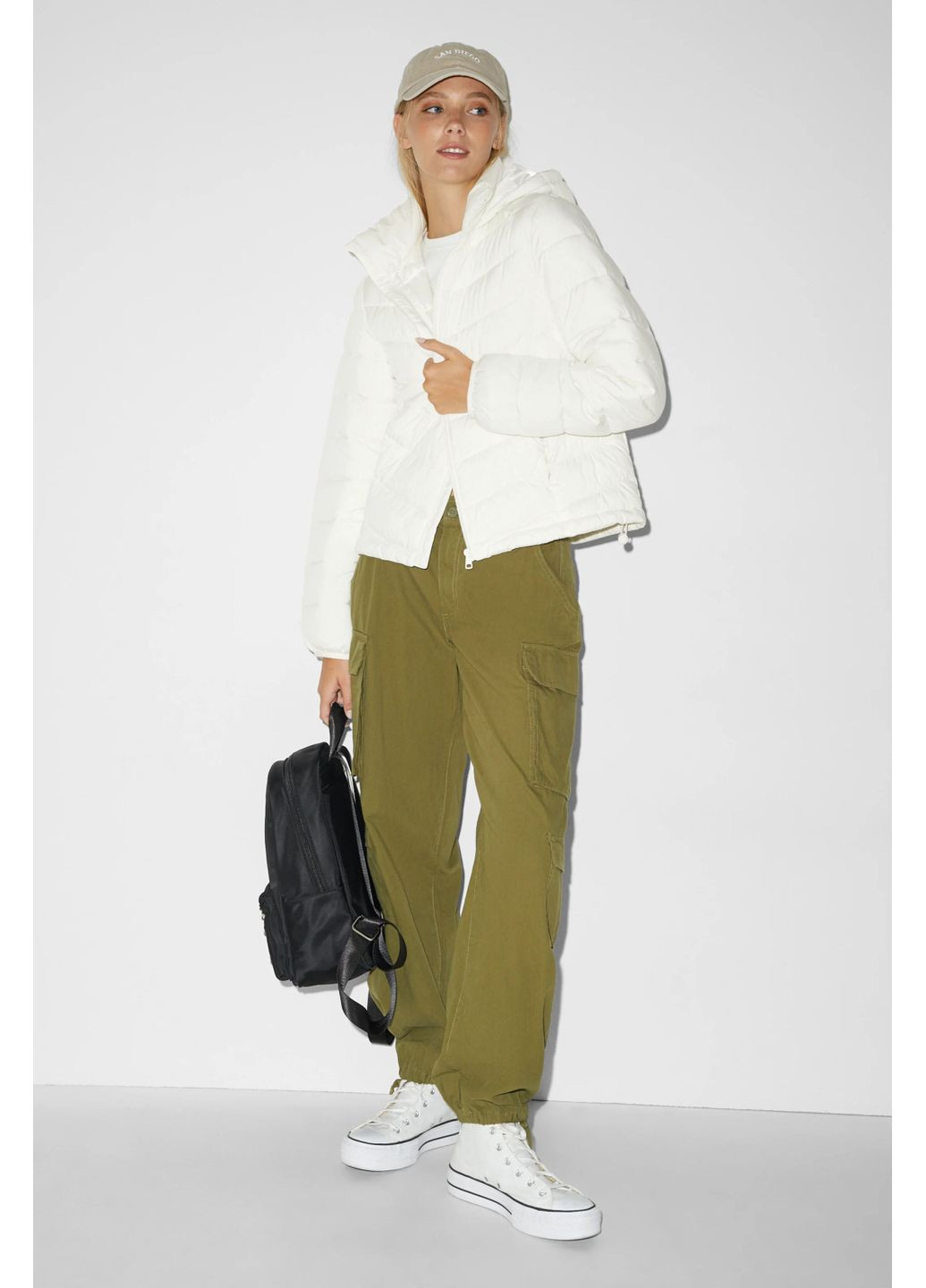 Біла демісезонна стеганна куртка C&A