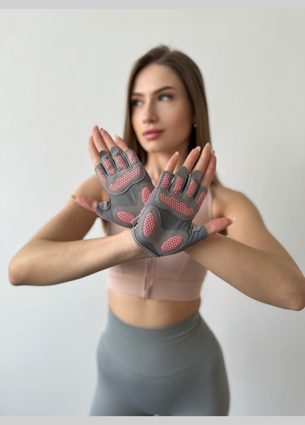 Спортивные женские перчатки GounoD для фитнеса с антискользящими накладками Безпалые Тренировочные Серо-розовые, размер S No Brand На липучці (308071332)