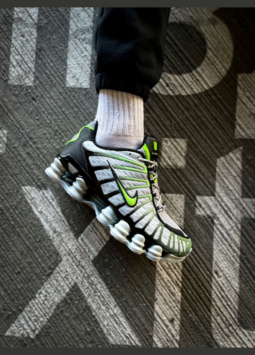 Серые демисезонные кроссовки мужские nike shox black red | найк шокс черные красные No Brand